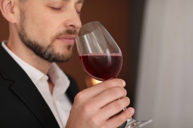 Şarap kapalı olan genç adam
