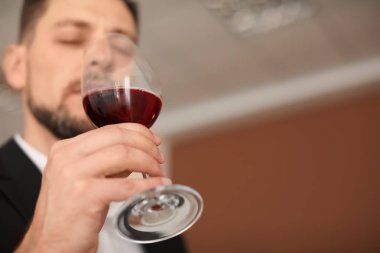 Şarap kapalı olan genç adam