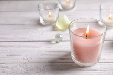 Tablo üzerinde yanan mum mum ile güzel kompozisyon