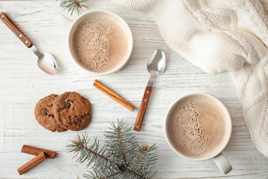 Sıcak kakao içecek ve açık renkli çerezleri düz yatıyordu kompozisyonu