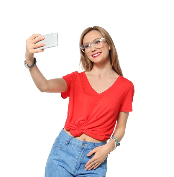 Attraktive Junge Frau Macht Selfie Auf Weißem Hintergrund — Stockfoto