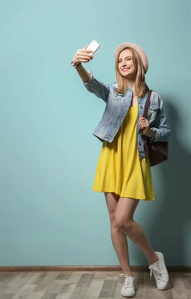 Attraktive Junge Frau Macht Selfie Der Nähe Der Wand — Stockfoto