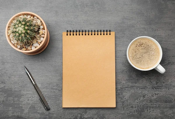 Flache Liegekomposition Mit Notizbuch Und Tasse Kaffee Auf Grauem Hintergrund — Stockfoto