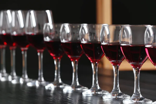 ガラスのテーブルに美味しい赤ワイン — ストック写真