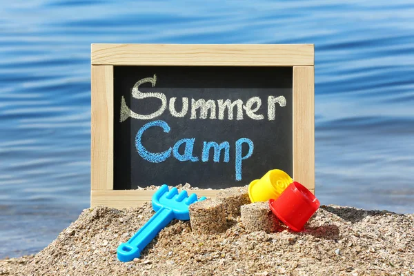 Kleine Tafel Mit Text Sommerlager Und Spielzeug Auf Sand Meer — Stockfoto