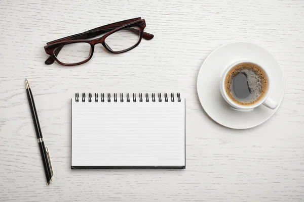 Plat Lag Samenstelling Met Notitieboekje Kopje Aromatische Koffie Houten Achtergrond — Stockfoto