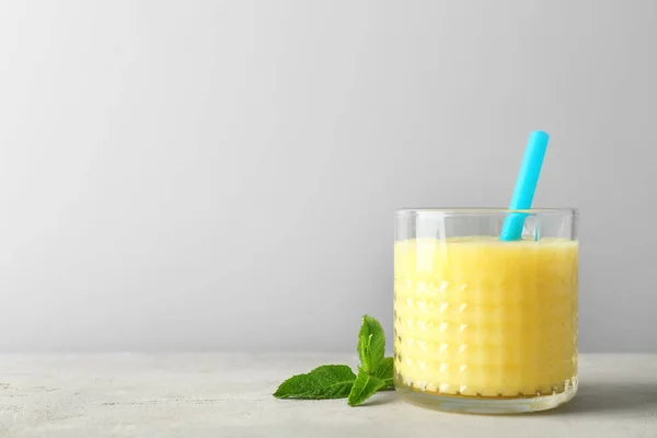 Vidrio Con Delicioso Batido Desintoxicación Mesa —  Fotos de Stock