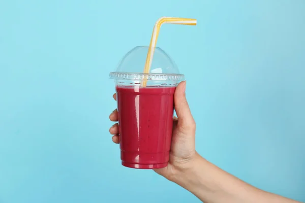 Mujer Sosteniendo Taza Plástico Con Delicioso Batido Sobre Fondo Color —  Fotos de Stock