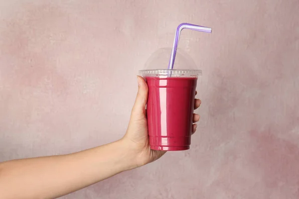 Mujer Sosteniendo Taza Plástico Con Delicioso Batido Sobre Fondo Color —  Fotos de Stock