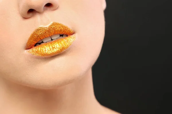 Mooie Jonge Model Met Gouden Lippen Make Zwarte Achtergrond — Stockfoto