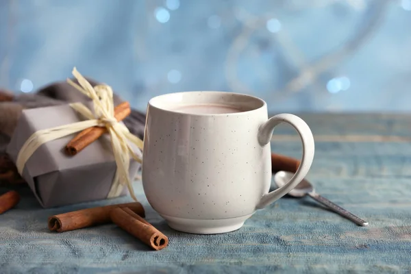 Tasse Mit Köstlichem Heißen Kakaogetränk Und Geschenkbox Auf Dem Tisch — Stockfoto