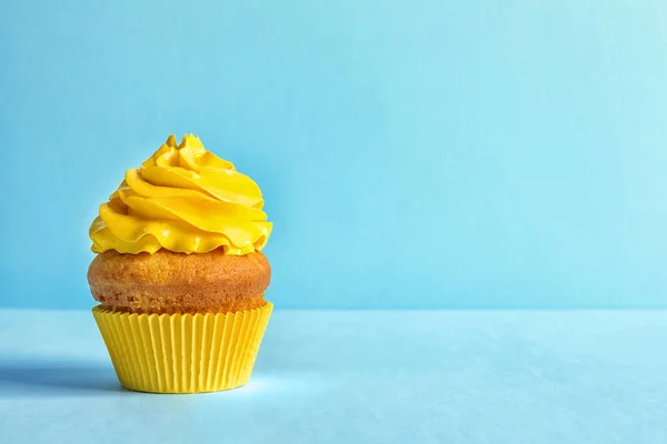 Heerlijke Verjaardag Cupcake Met Crème Kleur Achtergrond — Stockfoto