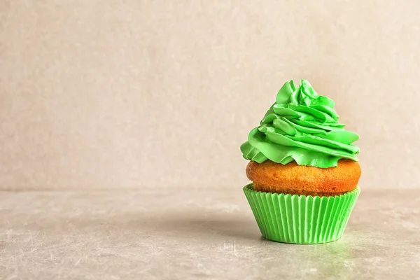 Delicious Birthday Cupcake Cream Light Background — Stock Photo, Image