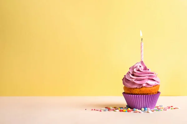Leckere Geburtstagstorte Mit Kerze Auf Farbigem Hintergrund — Stockfoto