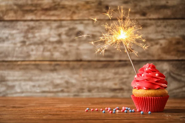 Bolo Aniversário Delicioso Com Sparkler Mesa — Fotografia de Stock