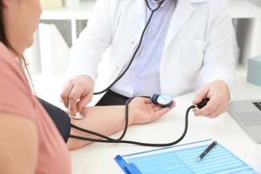 Ölçüm tansiyon klinik içinde kilolu kadın doktor