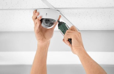 Teknisyen kapalı, closeup tavan CCTV kamera yükleme