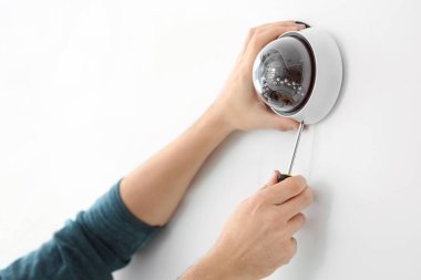 Teknisyen yükleme Cctv kamera duvar kapalı, portre