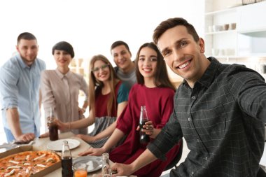 Mutlu arkadaş selfie kapalı alarak