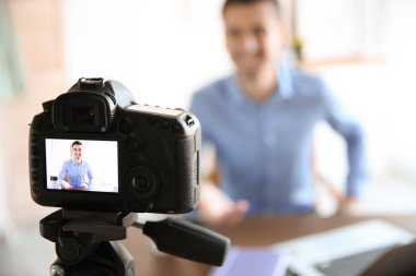 Fotoğraf makinesi ekranında, closeup erkek blogger