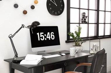 Şık modern çalışma alanı ile evde bilgisayar