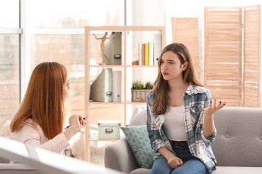 Genç kız ofiste çalışan genç kadın psikolog