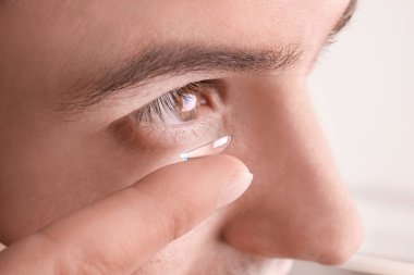 Onun gözünde, closeup koyarak Kontakt lens genç adam