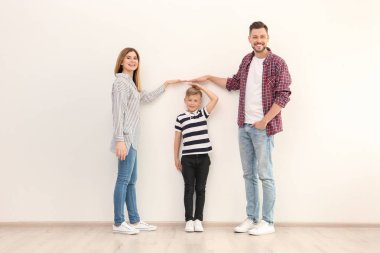 Ailesi oğullarının yüksekliği kapalı ölçme