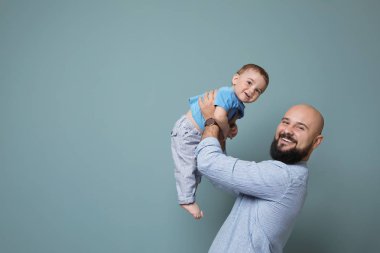 Baba ve oğlunun renk arka plan üzerinde portre