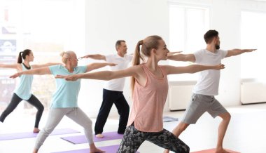 Bir grup insan pratik yoga kapalı spor giyim