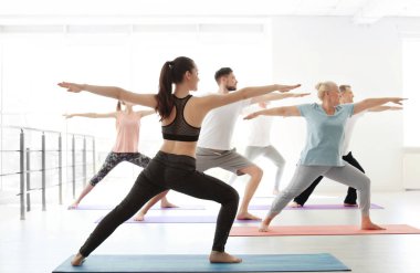 Bir grup insan pratik yoga kapalı spor giyim