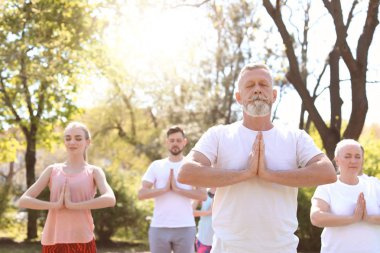 Pratik yoga Park güneşli günde gurup