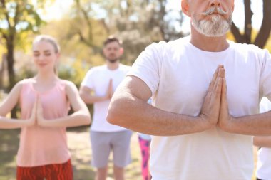 Pratik yoga Park güneşli günde gurup