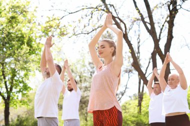 Pratik yoga Park güneşli günde gurup