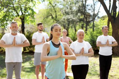 Pratik yoga Park güneşli günde gurup