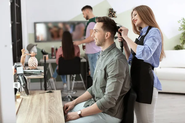 Peluquería Profesional Trabajando Con Cliente Salón Belleza —  Fotos de Stock