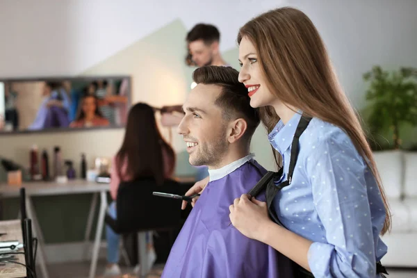 Coiffeur Avec Client Heureux Dans Salon Beauté — Photo