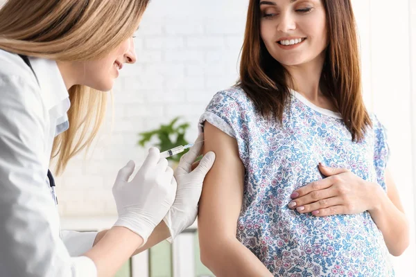 Läkare Som Vaccinerar Gravida Kvinnor Kliniken — Stockfoto