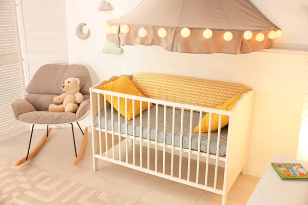 Elegante Habitación Bebé Interior Con Cuna —  Fotos de Stock