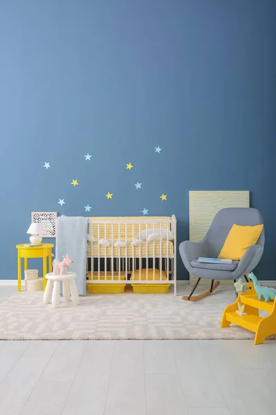 Habitación Bebé Interior Con Cuna Mecedora Cerca Pared —  Fotos de Stock