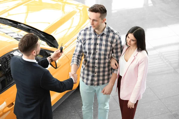 Casal Jovem Comprando Carro Novo Salão — Fotografia de Stock