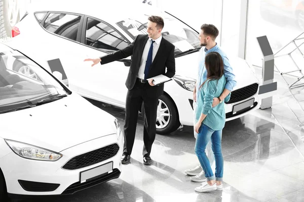 Pareja Joven Comprando Coche Nuevo Salón — Foto de Stock