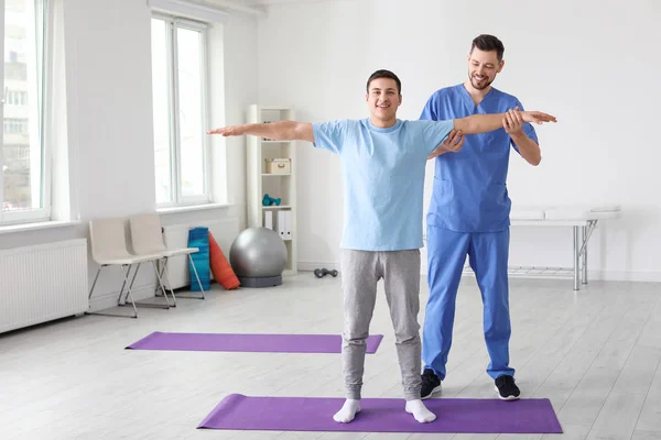 Fyzioterapeut Pracující Mužským Pacientem Klinice — Stock fotografie