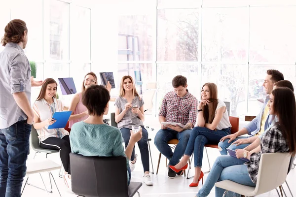 Entrenador Negocios Masculino Dando Una Conferencia Oficina — Foto de Stock