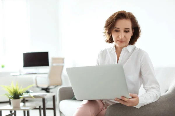 Advogada Trabalhando Com Laptop Escritório — Fotografia de Stock