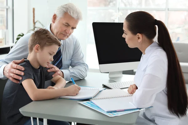 Äldre Man Med Sitt Barnbarn Att Möte Barn Psykolog Kontor — Stockfoto