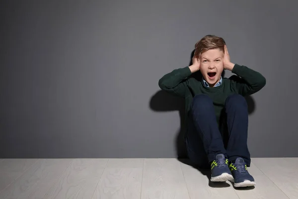 Депрессивный Маленький Мальчик Сидит Полу Помещении Время Обратиться Детскому Психологу — стоковое фото