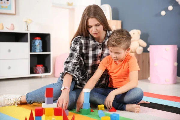 Mujer Joven Niño Pequeño Con Trastorno Autista Jugando Casa —  Fotos de Stock