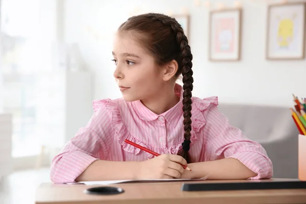 Niña Con Trastorno Autista Dibujando Casa — Foto de Stock