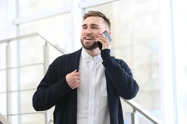 Retrato Jovem Confiante Com Telefone Celular Nas Escadas — Fotografia de Stock